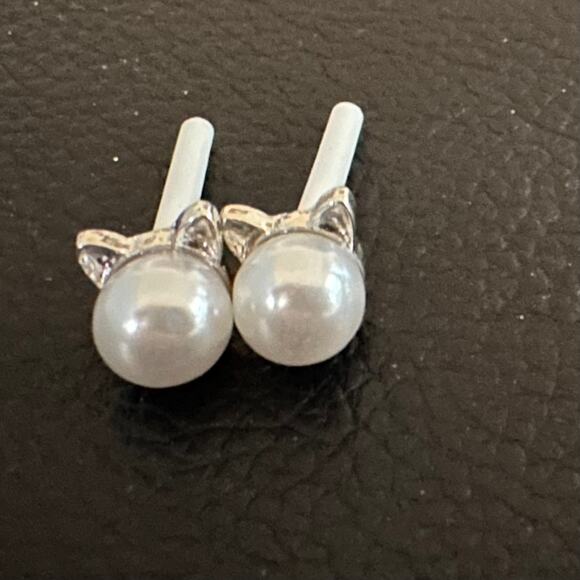 Kitty Shaped Faux Pearl Silver Tone Minimalist studs - Picture 1 of 4